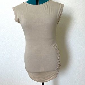 Versions top. Gathered at sides. Zipper sleeves